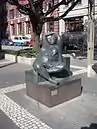 Skulptur vor einer Bank in Hamburg