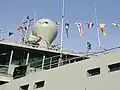 Detail: Funkmasten und der Radom; das Schiff verfügt über ein S-Band-Radar und zwei X-Band-Radare.