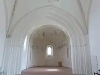 Blick aus der Glastür zur Apsis