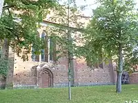 Stadtkirche Bad Sülze, 3. V. 13. Jh., Fächerportal in gotischem Kontext