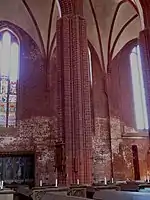 Rechts vom Pfeiler die Baunaht an der Wandinnenseite