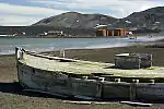 Whalers Bay, Deception Island, Südliche Shetlandinseln. Die Stätte umfasst alle Überreste aus der Zeit vor 1970 an der Küste der Whalers Bay. Dazu gehören unter anderem:
* Überreste aus der frühen Walfangzeit von 1906–1912, initiiert durch Kapitän Adolfus Andresen (1872–1940) von der Sociedad Ballenera de Magallanes, Chile;
* Überreste der norwegischen Walfangstation „Hektor“ aus dem Jahre 1912 und sämtliche Gegenstände im Zusammenhang mit ihrem Betrieb bis 1931.
* ein Friedhof mit 35 Gräbern sowie einer Gedenkstätte für zehn Menschen, die auf See starben;
* die Überreste aus der Zeit der britischen wissenschaftlichen und Kartierungstätigkeit von 1944–1969.
Die Stätte erinnert ferner an den historischen Wert anderer Ereignisse, die an diesem Ort stattfanden und von denen keinerlei Spuren zurückgeblieben sind.