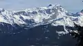 Blick vom Rappaschrofen, einem Felskopf des Hohen Frassen, von Nordwesten auf das Sulzfluhmassiv. Unter dem Gipfel liegt der Rachen im Schatten.