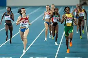 Zieleinlauf über 800&nbsp;Meter, (v.&nbsp;l.&nbsp;n.&nbsp;r.): Montaño (3.), Sawinowa (gedopte Siegerin), Kostezkaja (gedopte 5.), Vessey (4.), Busienei (2.), Semenya (1.), Stepanowa (gedopte 8.), Sinclair (5.)