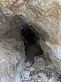 Blick vom Tor der Höhle in das Innere