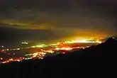 Blick auf das Tal bei Nacht aus derselben Kameraperspektive