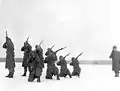 Angehörige des 9th Engineer Battalion bei einer Beerdigung gefallener Kameraden am 22. Januar 1945.