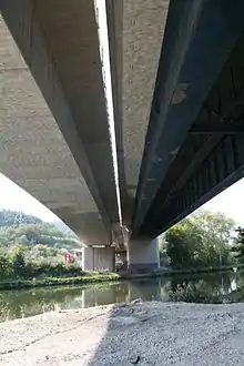 Links neues, rechts altes Brückenbauwerk