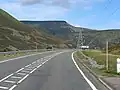 Die A9 auf der Passhöhe, im Hintergrund der A’ Mharconaich