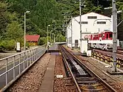 Zahnstangeneinfahrt in Abt Ichishiro, rechts das Depot für die Zahnstangenlokomotiven