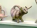 Tonrhyton in Form eines Stiers, den Männer bei den Hörnern halten. Vorpalastzeit (3300–2100 v.&nbsp;Chr.)