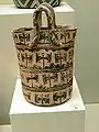 Ton-„Tasche“ mit Doppelaxtsymbolen. Nachpalastzeit (1450–1200&nbsp;v.&nbsp;Chr.)