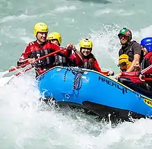 Wildwasser-Rafting, zusätzlich zum Neopren-Fullsuit mit Schwimmweste und Sporthelm