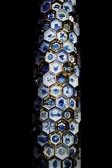 ARURA, 800×111&nbsp;cm, Porzellan, Kobalt, Glanzgold (Detail)