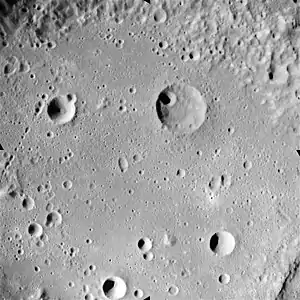 Der Krater Harden (rechts unten) aufgenommen durch Apollo 16 (NASA photo)