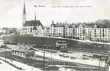 Remise der ASt auf dem Areal des späteren Güterbahnhofs der SBB in St.&nbsp;Gallen, hinten Pfarrkirche St.&nbsp;Otmar