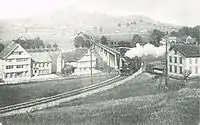 Der Zug verlässt gerade den Sitter­viadukt und fährt dem Bahnhof Appenzell zu