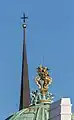 Kuppelfigur mit Blick auf die Spitze der Michaelerkirche