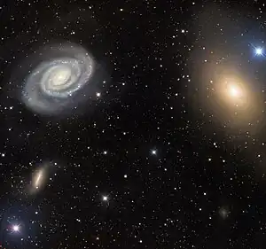 Aufnahme von NGC 5364 (li.) mithilfe des Víctor M. Blanco Telescope