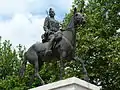 Bronzestatue Der ungarische Husar zu Ehren des seit 1869–1940 in der Stadt beheimateten Husarenregiments.