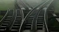 Schiebebühne mit gebogenen Gleis­abschnitten anstelle einer Weiche bei der ältesten Zahnrad-Bergbahn, der Mount Washington Cog Railway.