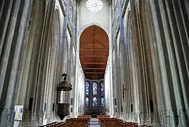 Gewölbe des Langhauses und des Chors.