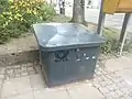 Postablagekasten in München (ältere Bauart, erkennbar an den Posthorn-Pfeilen)
