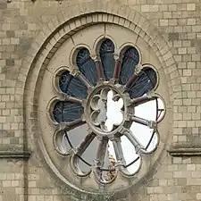 Teilweise ausgebautes Rosettenfenster der Orgelempore