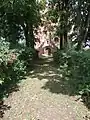 Weg zur Kirche. - Blick nach O.