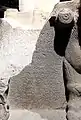 Phönizische Inschrift an der Vorderseite zwischen den Stieren
