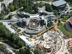Luftaufnahme des ESO-Hauptsitzes. Das Supernova Planetarium & Besucherzentrum befindet sich unten rechts, 2015
