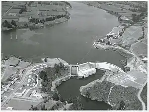 Luftaufnahme vom Staudamm, Kraftwerk und Lake Karapiro