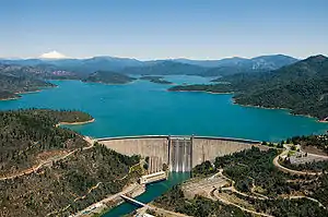 Die Shasta-Talsperre mit dem Shasta Lake und Mt. Shasta im Hintergrund