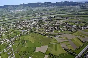 Luftbildansicht der Gemeinde Mäder von Osten