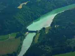 Blick aus der Luft auf Kraftwerk und Stausee
