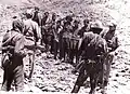 Angehörige des 56. Garde-Luftsturmregiment der 7. Garde-Luftsturm-Division im Juni 1987 mit Afghanischen Kriegsgefangenen in der Provinz Wardak