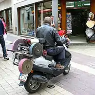 Scheren­schleifer mit um­gebau­tem Motor­roller in Tossa de Mar, 2009