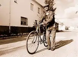 „Afilador“ mit um­gebau­tem „Scheren­schleifer-Fahrrad“ in Spanien, 20.&nbsp;Jh.