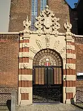 Das Tor zum einstigen Gymnasium Athenaeum Illustre Amsterdam