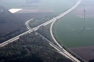 Autobahndreieck Ahlhorner Heide: Unten rechts die A 29; von rechts oben nach links unten die A 1