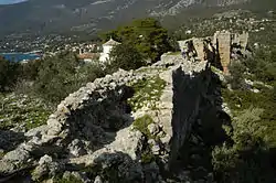 Mauern von Aigosthena, im Hintergrund der Ort Porto Germeno