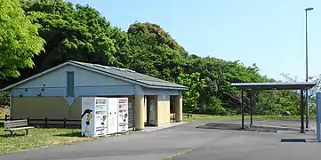 Unterstand, Sanitärgebäude und Automaten auf einem Rastplatz an der E97 in Japan