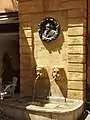 Fontaine des Bagniers, inscrit 1949, le bronze est un portrait en médaillon de Paul Cézanne par Auguste Renoir (don d'Ambroise Vollard à la ville en 1926)