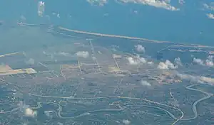 Luftaufnahme der Region von 2010 mit Novosela zwischen Fluss und Autobahn (damals im Bau)
