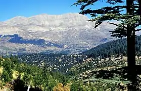 Das Kalkmassiv der Ak Dağlar mit dem 3016&nbsp;m hohen Uyluk Tepesi im Hinterland von Kalkan über dem Tal des Dere Çayı ist eine der einprägsamsten Landmarken der westlichen Kurve von Isparta.