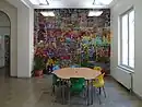 Die „Kritzelwand“ mit „Lerninsel“