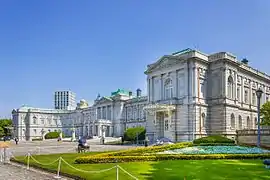 Das Hauptgebäude und der Hauptgarten