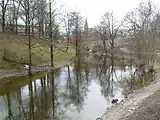 Parklandschaften auf beiden Flussseiten