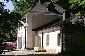 Das westliche Nebengebäude (Flügel)