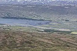 Flughafen Akureyri mit Brúnahlíð im Hintergrund